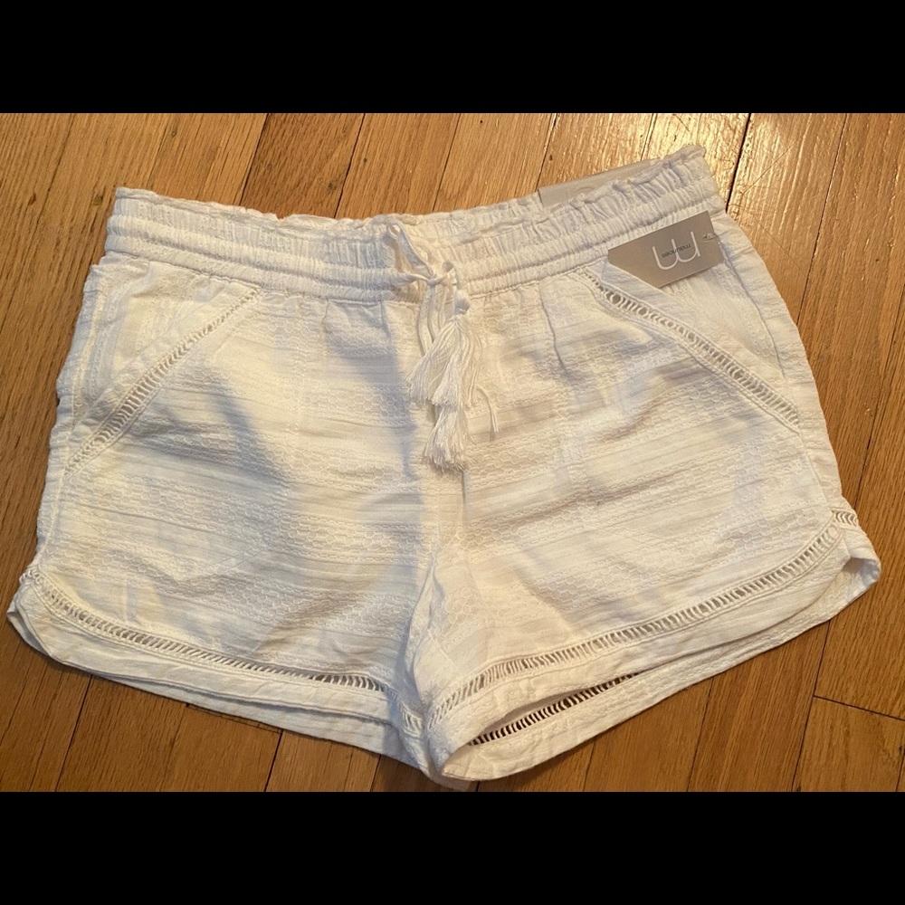 NWT Maurices white cotton shorts, size Small